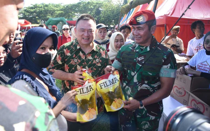 Danjen Kopassus Mayjen TNI Iwan Setiawan dengan salah satu produk bazar