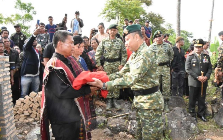 Penyerahan bendera usai pemakaman