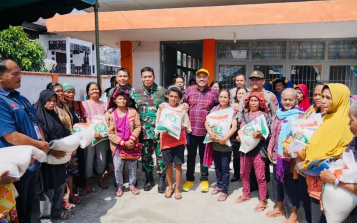 Danrem 023 KS Kolonel Inf Dodi Triwinarto bersama masyarakat 