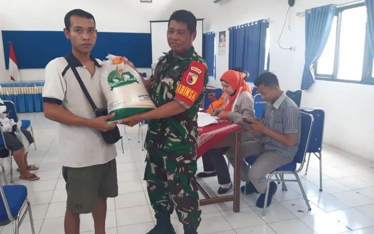 Penyaluran bahan pangan warga desa binaan 