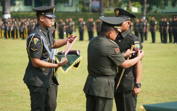 Pangdam I/BB Mayjen TNI Achmad Daniel Chardin saat melantik prajurit 