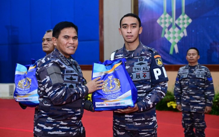 Kasal Laksamana TNI Muhammad Ali saat memberikan bingkisan lebaran 