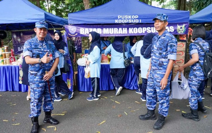 Pangkoopsud I Marsda TNI Bambang Gunarto di depan stand bazar murah