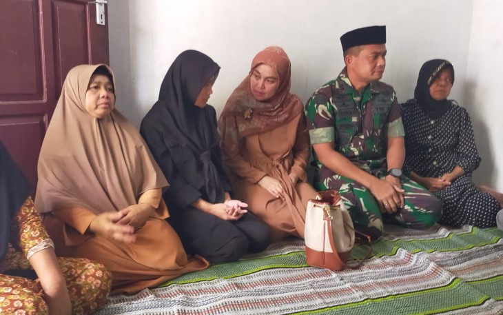 Dandim 0801/Pacitan Letkol Inf Roliyanto dirumah duka almarhum Pratu Miftahul Arifin, Minggu (16/4)