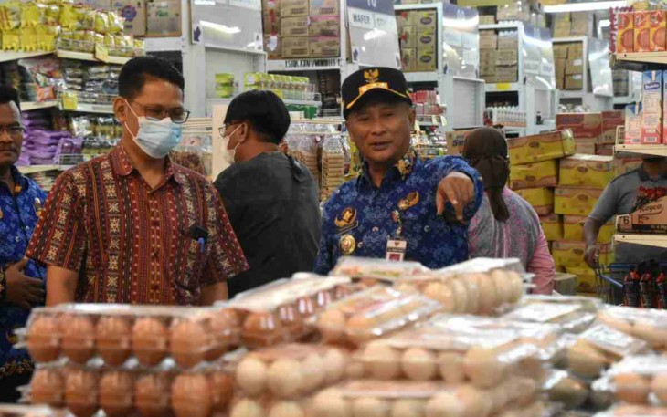 Pj Bupati Pati saat meninjau swalayan di wilayah Pati