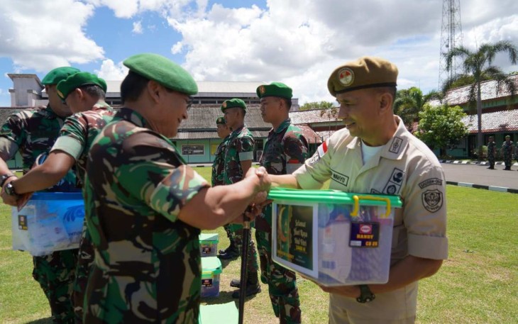 Danrem 064/MY Brigjen TNI Tatang Subarna saat memberikan bingkisan lebaran 