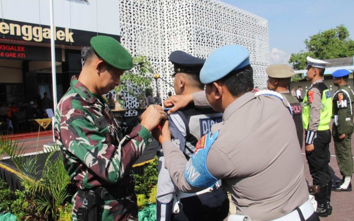 Dandim 0806/Trenggalek Letkol Kav Peddy Adi Prasetyo saat menyematkan pita operasi Ketupat Semeru 2023