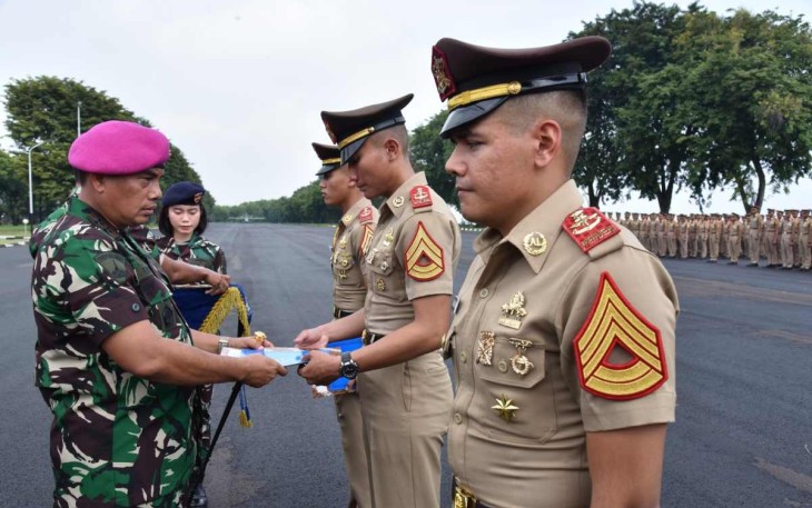 Gubernur AAL Mayjen TNI (Mar) Endi Supardi saat memberikan penghargaan 