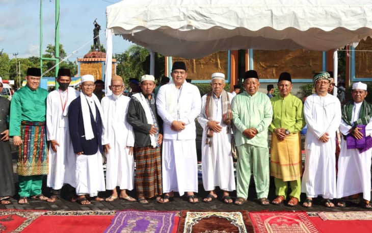 Bupati Roby Sampaikan Pesan Birrul Walidain Dalam Khutbah Idul Fitri 1444 H