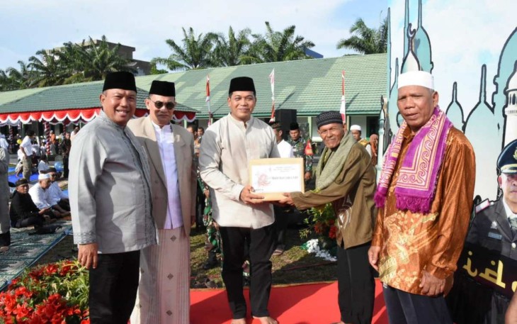 Danrem 023 KS Kolonel Inf Dodi Triwinarto saat memberikan paket sembako