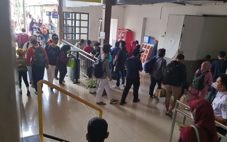 Suasana di stasiun kereta api di wilayah Semarang saat arus balik Lebaran 1444 H.