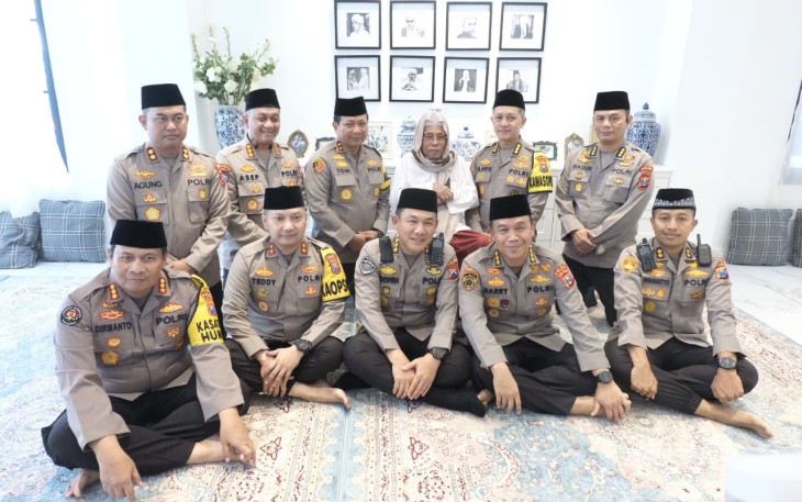 Kapolda Jatim beserta jajaran foto bersama pengasuh ponpes di Kediri