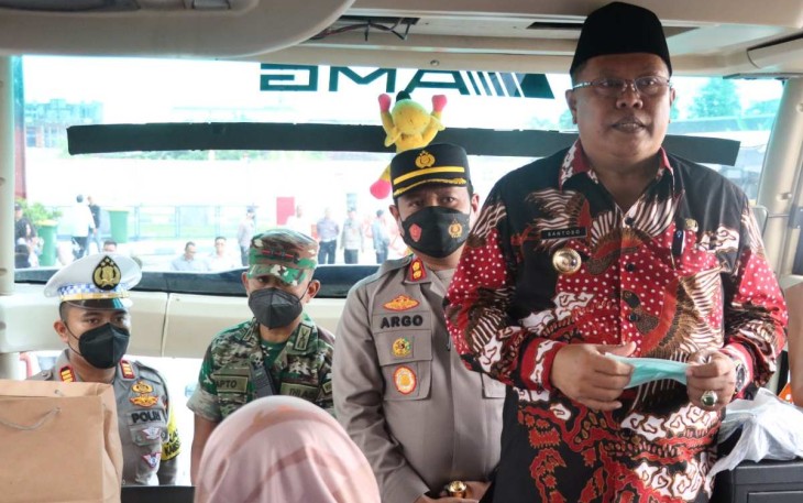 Kapolres Blitar Kota AKBP Argowiyono saat melepas rombongan mudik gratis 