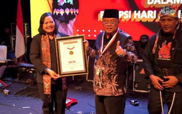 Walikota Blitar Santoso Terima Penghargaan Rekor MURI untuk Kota Blitar