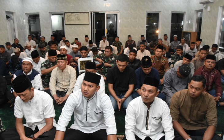 Sholat subuh berjamaah prajurit Korem 023/KS