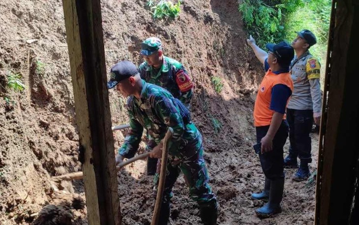 Bersihkan material longsor di rumah warga binaan