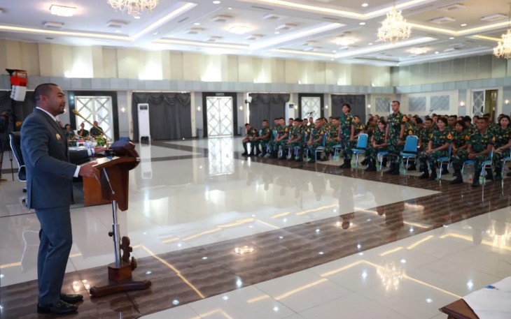 Wagub Sumbar Audy Joinaldy saat memberikan pembekalan taruna AAL