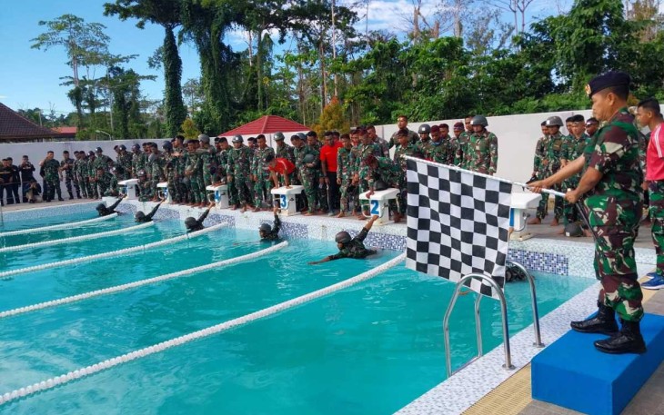 Danpasmar III Brigjen TNI (Mar) Sugianto saat membuka renang militer
