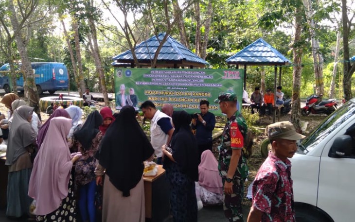 Serda Darmawan saat monitoring pasar murah di wilayah binaan, Kamis (4/5)