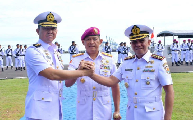 Danlantamal VI Makassar Brigjen TNI (Mar) Amir Kasman foto bersama Wadan Lantamal VI usai sertijab, Jum'at (5/5)