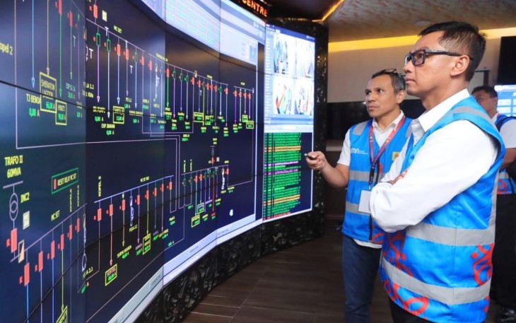Dirut PLN Darmawan Prasodjo saat meninjau ruang kontrol supply