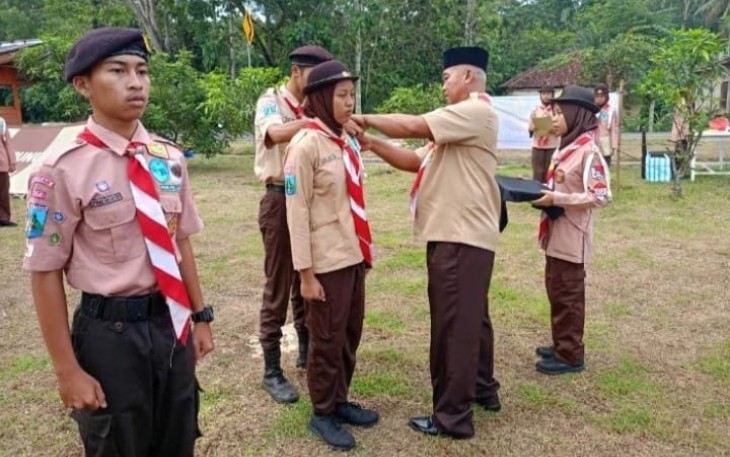 Danramil 0801/12 Pringkuku Kapten Arh Budi Eko Prayanto saat melantik Saka Wira Kartika 