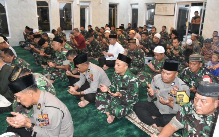 Sholat subuh bersama TNI-Polri di masjid Al Bihar Korem 023/KS
