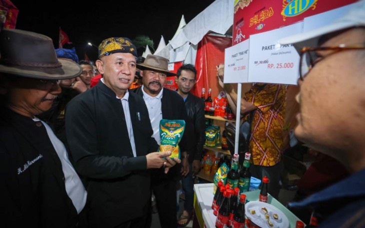 MenkopUKM Teten Masduki saat mengunjungi stand domba guling Garut, Sabtu (6/5)