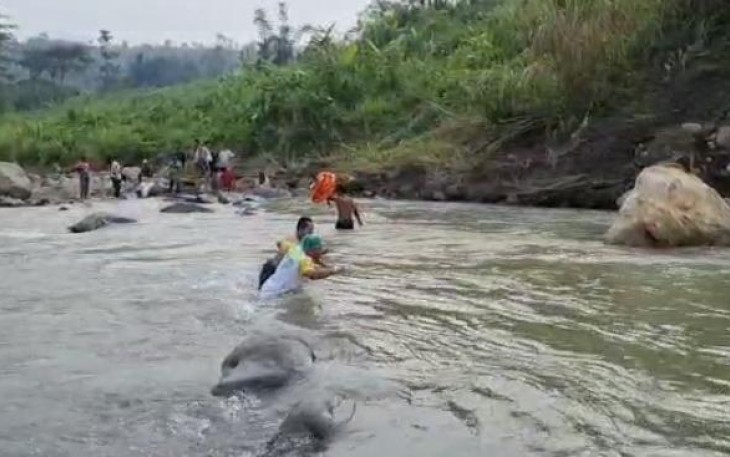 Proses evakuasi jasad pria di aliran sungai Cipamingkis, Kabupaten Bogor, Minggu (7/5)