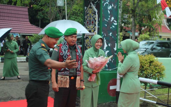 Dandim 1001/HSU-BLG Letkol Inf Dhuwi Hendradjaja menyambut kedatangan Danrem 101/Ant Brigjen TNI Rudi Puruwito, Rabu (10/5)