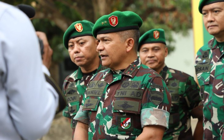 Pangdam I/BB Mayjen TNI Achmad Daniel Chardin saat memberikan keterangan pers pelatihan sandi dan siber di Medan, Senin (15/5) 