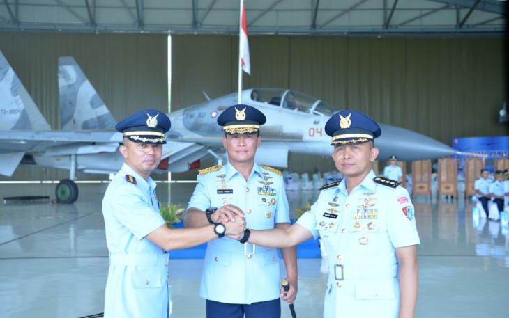 Danlanud Sultan Hasanuddin Marsma TNI David Yohan Tamboto foto bersama usai sertijab Danwing Udara 5, Makassar, Senin (15/5)