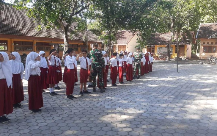 Upacara bendera di SD wilayah desa binaan 