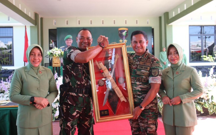 Pangdam XII/Tpr Mayjen TNI Iwan Setiawan saat menerima cenderamata, Senin (15/5)