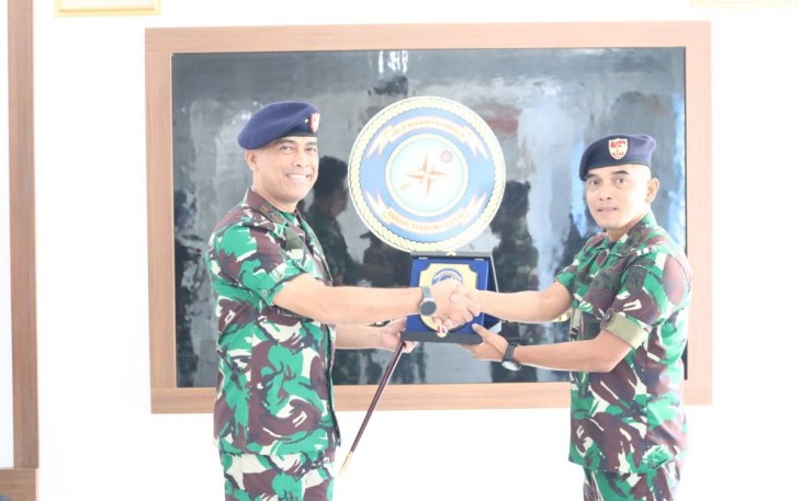Danguspurla Koarmada III Laksma TNI Mochammad Riza bersama Kepala Staf Koarmada III di Mako Guspurla III, Tawiri, Selasa (16/5)
