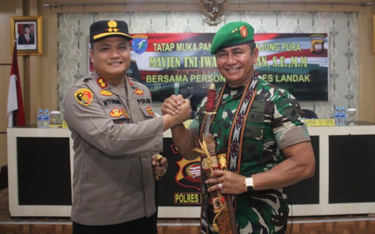 Pangdam XII/Tpr Mayjen TNI Iwan Setiawan bersama Kapolres Landak AKBP I Nyoman Budi Artawan