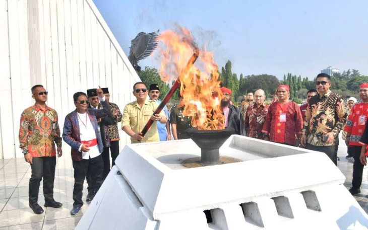 Bambang Soesatyo nyalakan obor peringati HUT ke 206 pahlawan nasional Pattimura di TMPN Kalibata, Rabu (17/5)