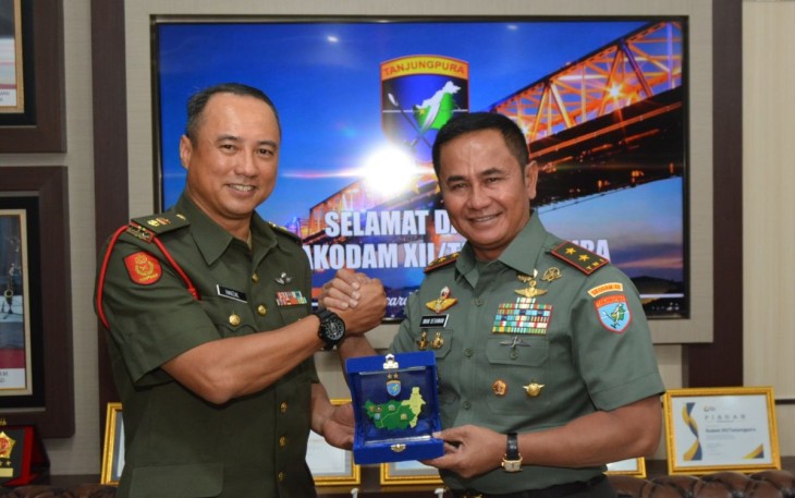 Pangdam XII/Tpr Mayjen TNI Iwan Setiawan saat menerima cenderamata 
