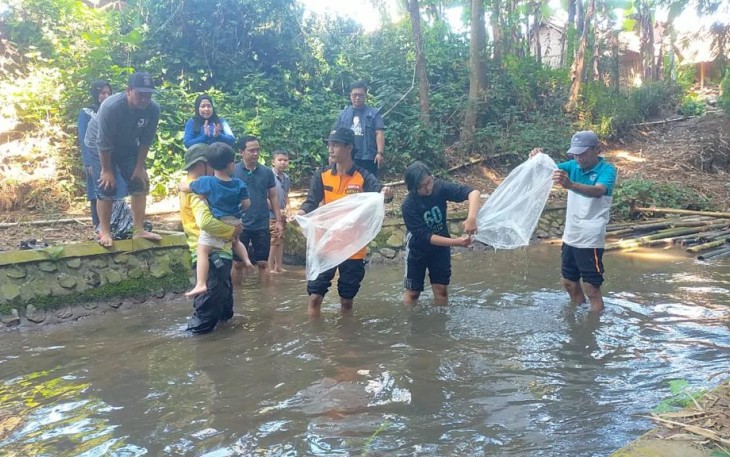 Pembina SSC saat Pelopori Gerakan Bersih Sungai dan Tebar Benih Ikan