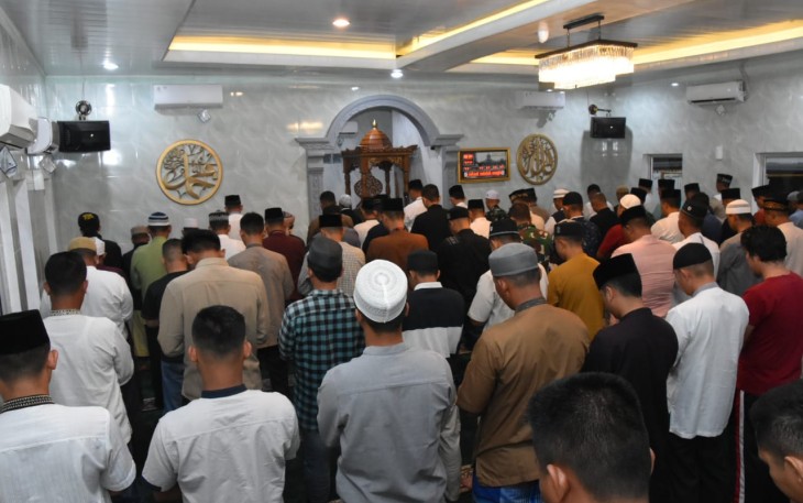 Shalat subuh berjamaah di Masjid Al Bihar Korem 022/KS