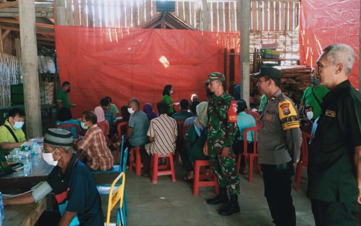 Pengobatan gratis masyarakat wilayah desa binaan 