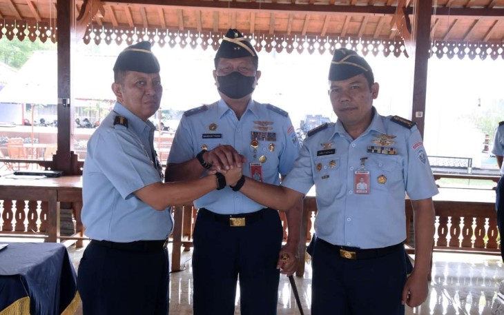 Dankoharmatau Marsda TNI Bambang Triono foto bersama usai sertijab 