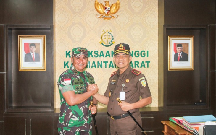 Pangdam XII/Tpr Mayjen TNI Iwan Setiawan bersama Kajati Kalbar 