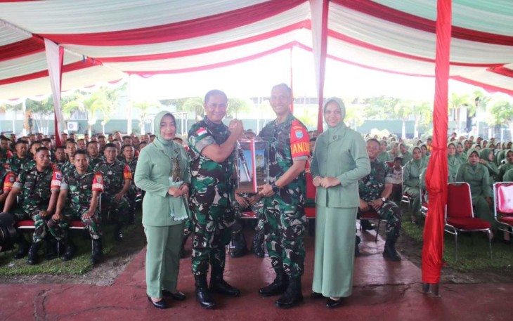 Pangdam XII/Tpr Mayjen TNI Iwan Setiawan bersama Dandim 1203/Ktp