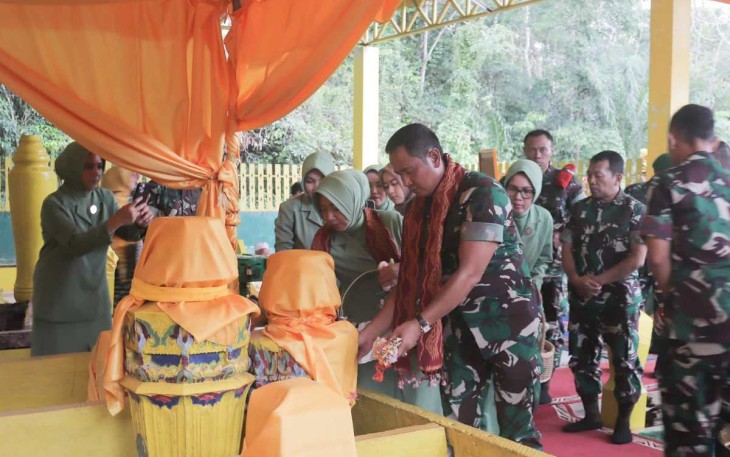 Pangdam XII/Tpr Mayjen TNI Iwan Setiawan berziarah dan tabur bunga