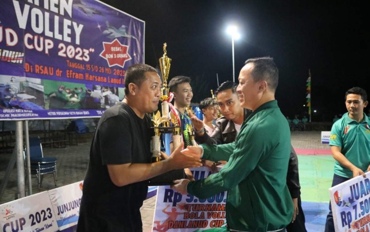 Danlanud Iswahjudi Marsekal Pertama TNI Irwan Pramuda saat memberikan piala juara turnamen Bola Volley Danlanud Cup 2023