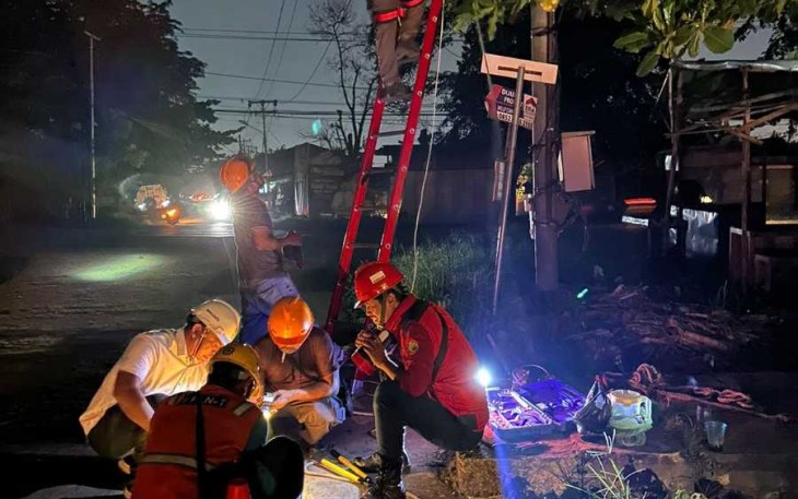 Petugas PLN ULP Siantan perbaiki jaringan listrik yang terputus kawat layang-layang 