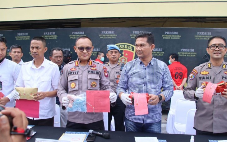 Kabid Humas Polda Kalbar Kombes Pol Raden Petit Wijaya saat konferensi pers 