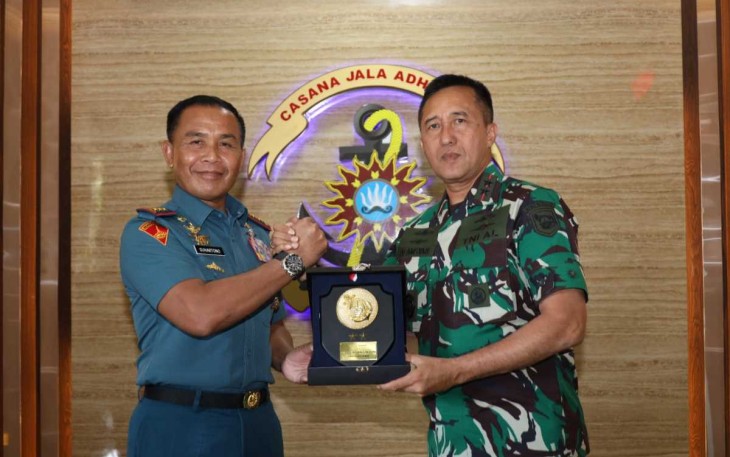 Dankodiklatal Letjen TNI (Mar) Suhartono saat memberikan cenderamata ke Dankormar Mayjen TNI (Mar) Nur Alamsyah 