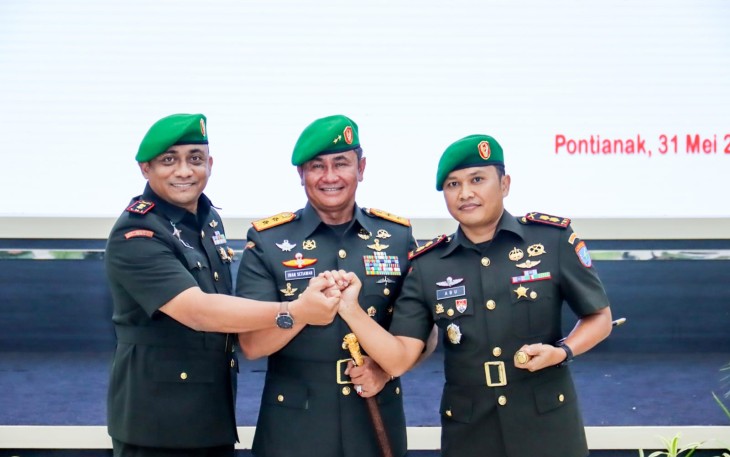 Pangdam XII/Tpr Mayjen TNI Iwan Setiawan foto bersama usai sertijab 